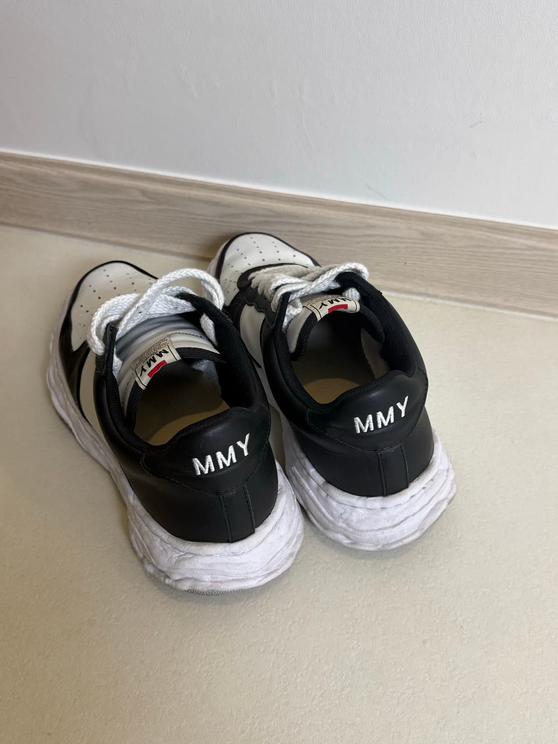 메종미하라 야스히로 로우탑 스니커즈 블랙 화이트 상품이미지3