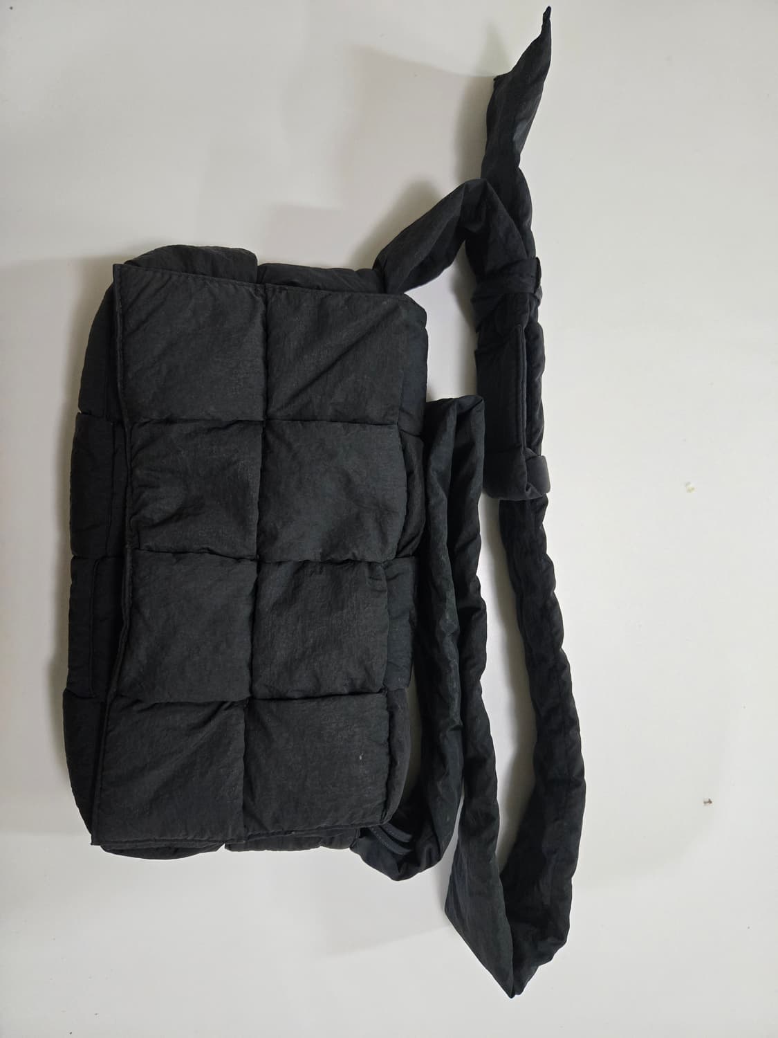  보테가베네타 블랙 패딩 테크 카세트 백  상품이미지4