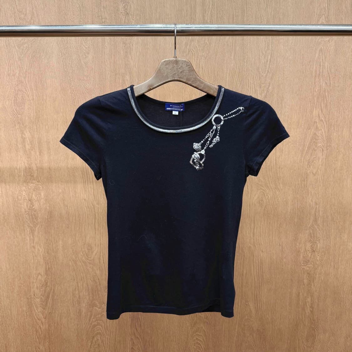 버버리 블루라벨 반팔 티셔츠 체인 그래픽 넥라인 메타릭 디테일 블랙 상품이미지2