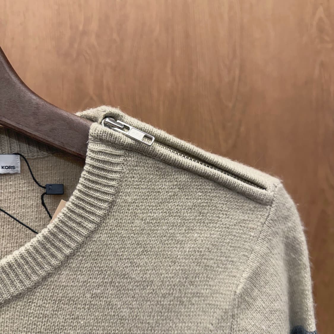 마이클코어스 라운드넥 니트 슬리브 숄더 지퍼 디테일 아이보리 그레이 상품이미지6