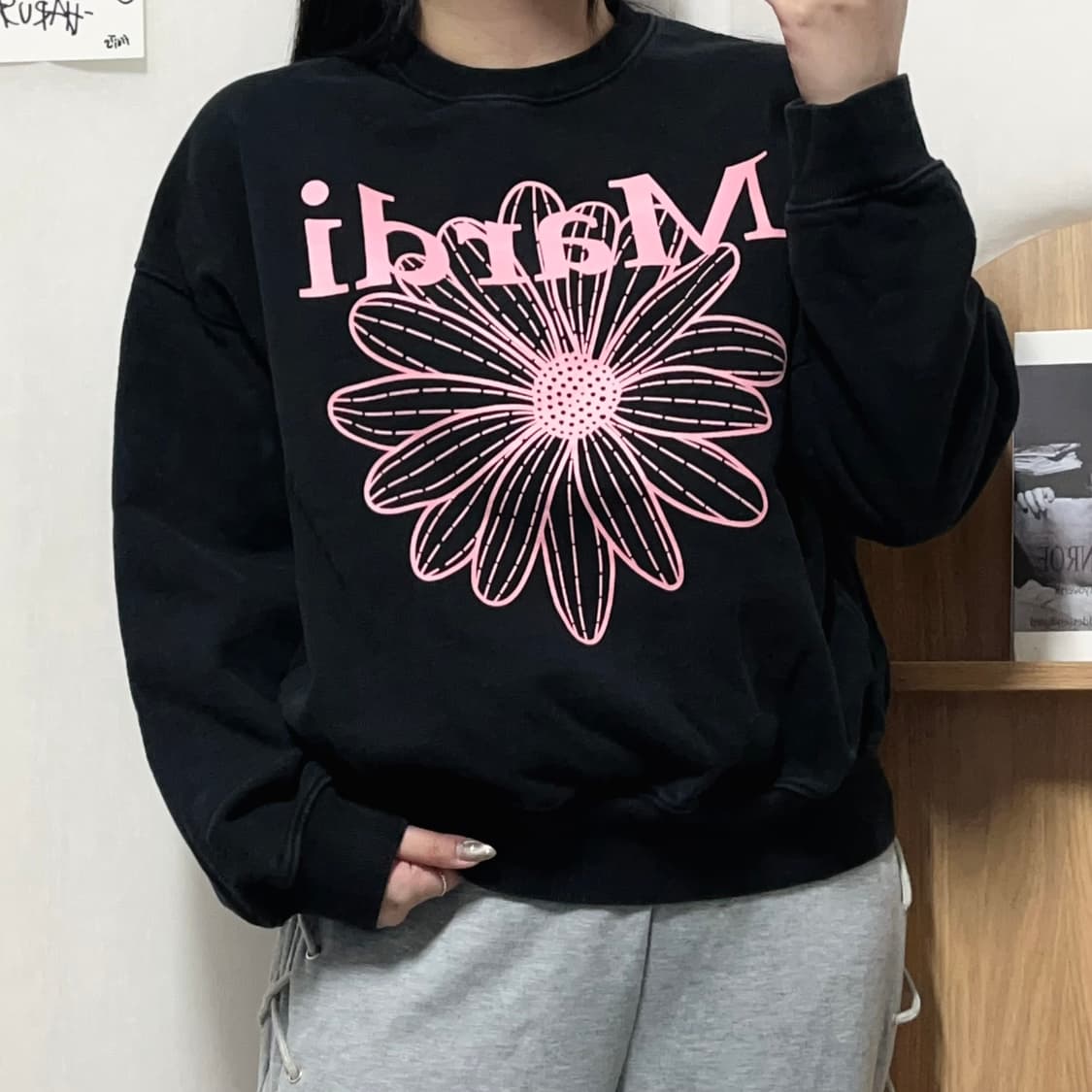 [정품] 마르디메크르디 블랙 핑크로고 맨투맨 [ 실확 ] 상품이미지3