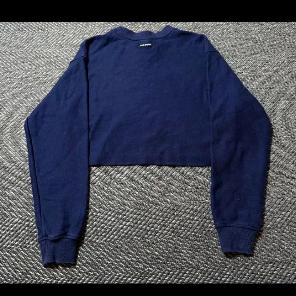 5252 바이오아이오아이 크롭 맨투맨 네이비 Os 상품이미지3