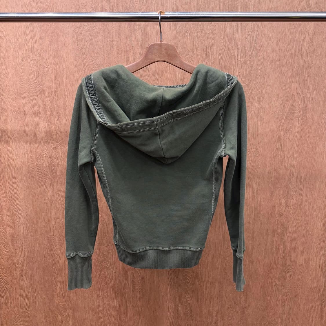 폴로 진스 컴퍼니 후드티 딥 브이 슬릿 크레스트 패치 디테일 슬림핏 카키 상품이미지3