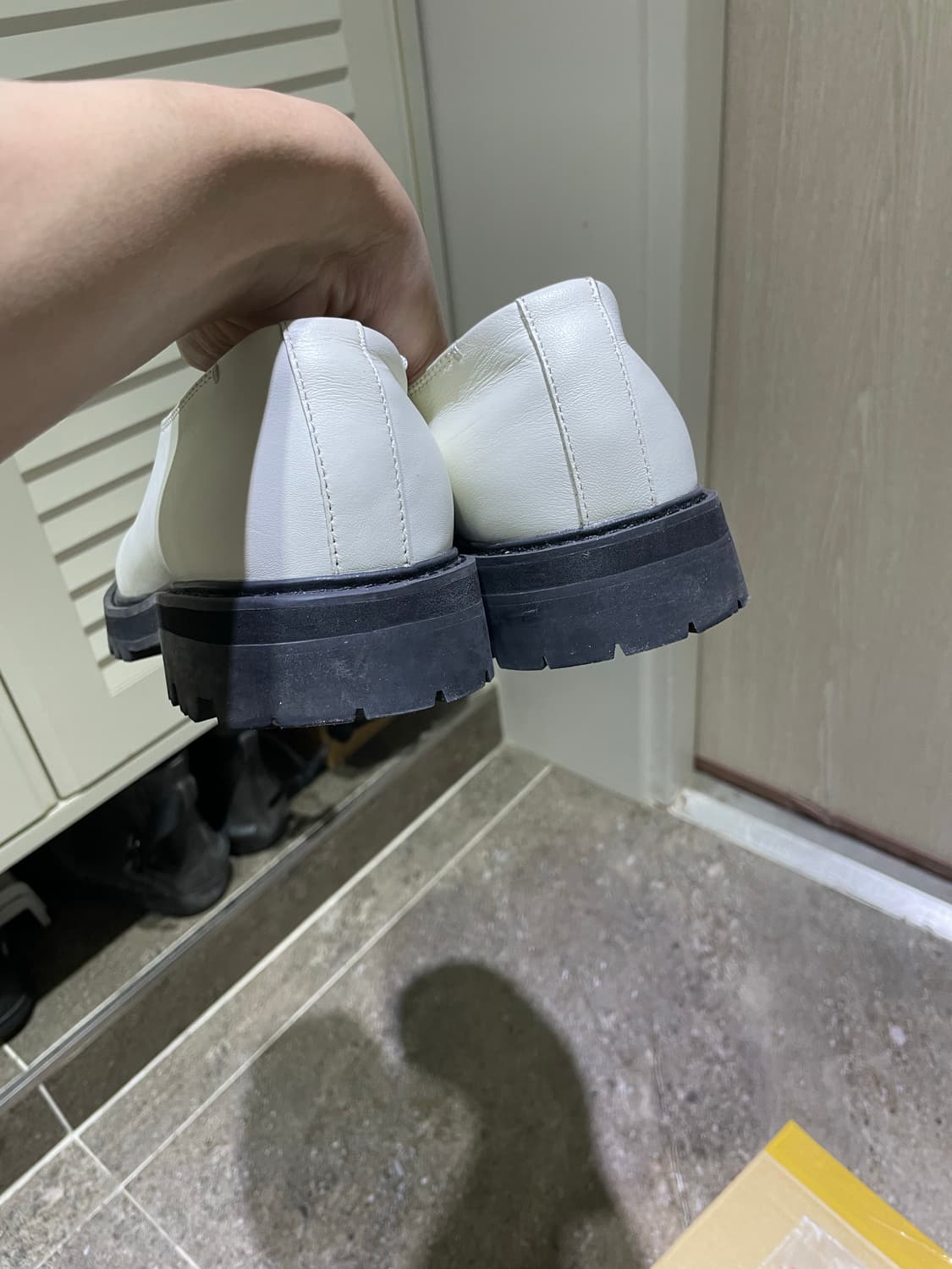 스튜디오 니콜슨 자라 화이트 블랙 슬립온 로퍼 레더 비브람 상품이미지7