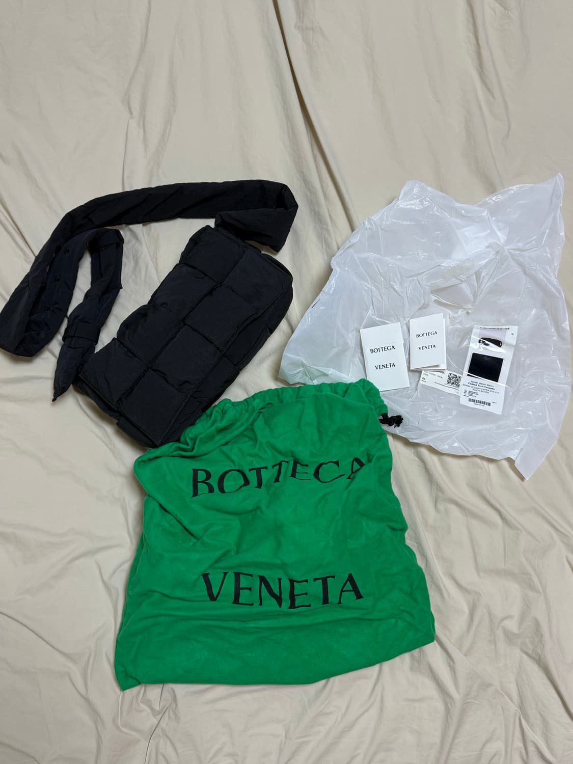 보테가 베네타 패딩 테크 카세트백 블랙 상품이미지1