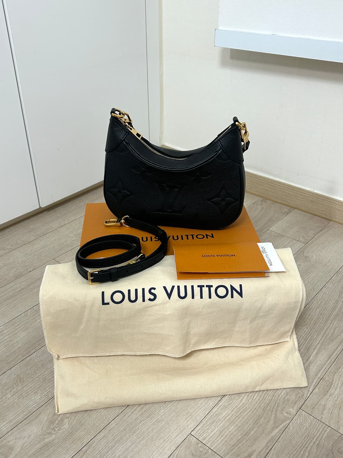 (풀구성) 루이비통 앙프렝뜨 바가텔 호보백 블랙 상품이미지10