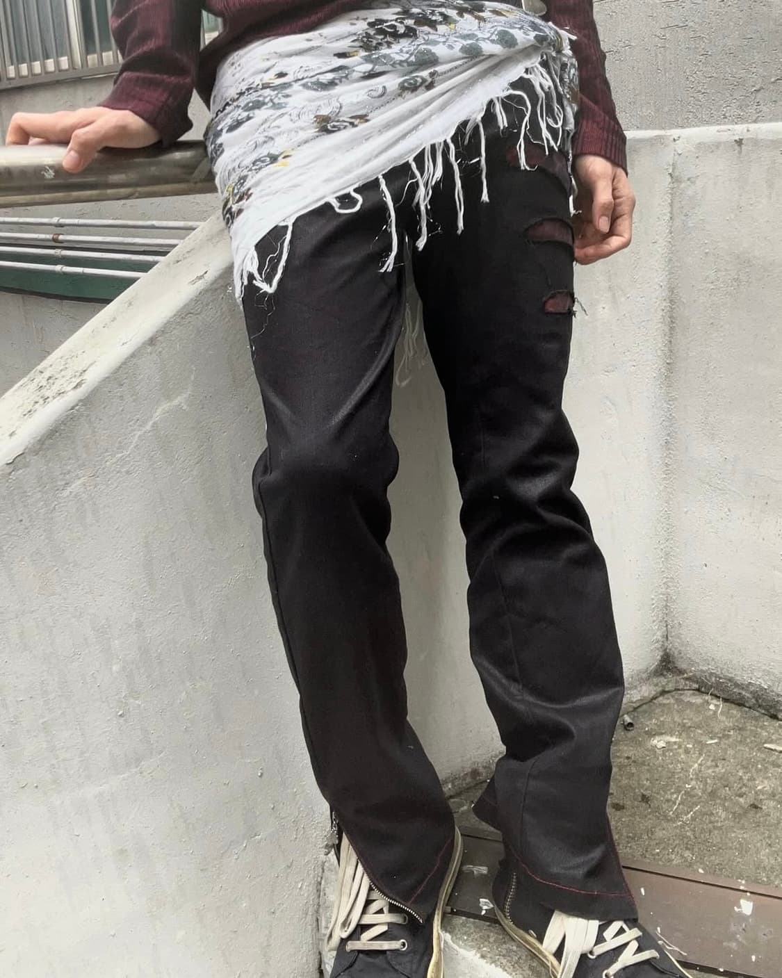 2000s vtg 펑크 데미지 코팅 블랙 슬림핏 팬츠  상품이미지1