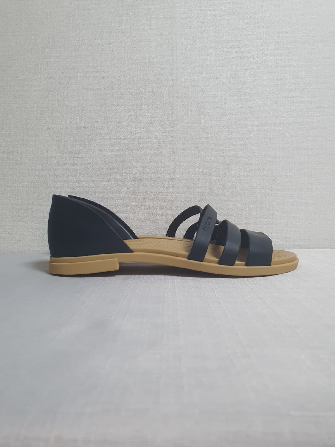 250mm 크록스 툴룸 오픈 플랫 샌들 블랙 탄 W8 상품이미지2