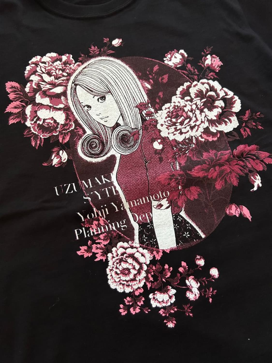 ITO -UZUMAKI- TEE 우즈마키 - 꽃과 키리에 그래픽 티셔츠 상품이미지5