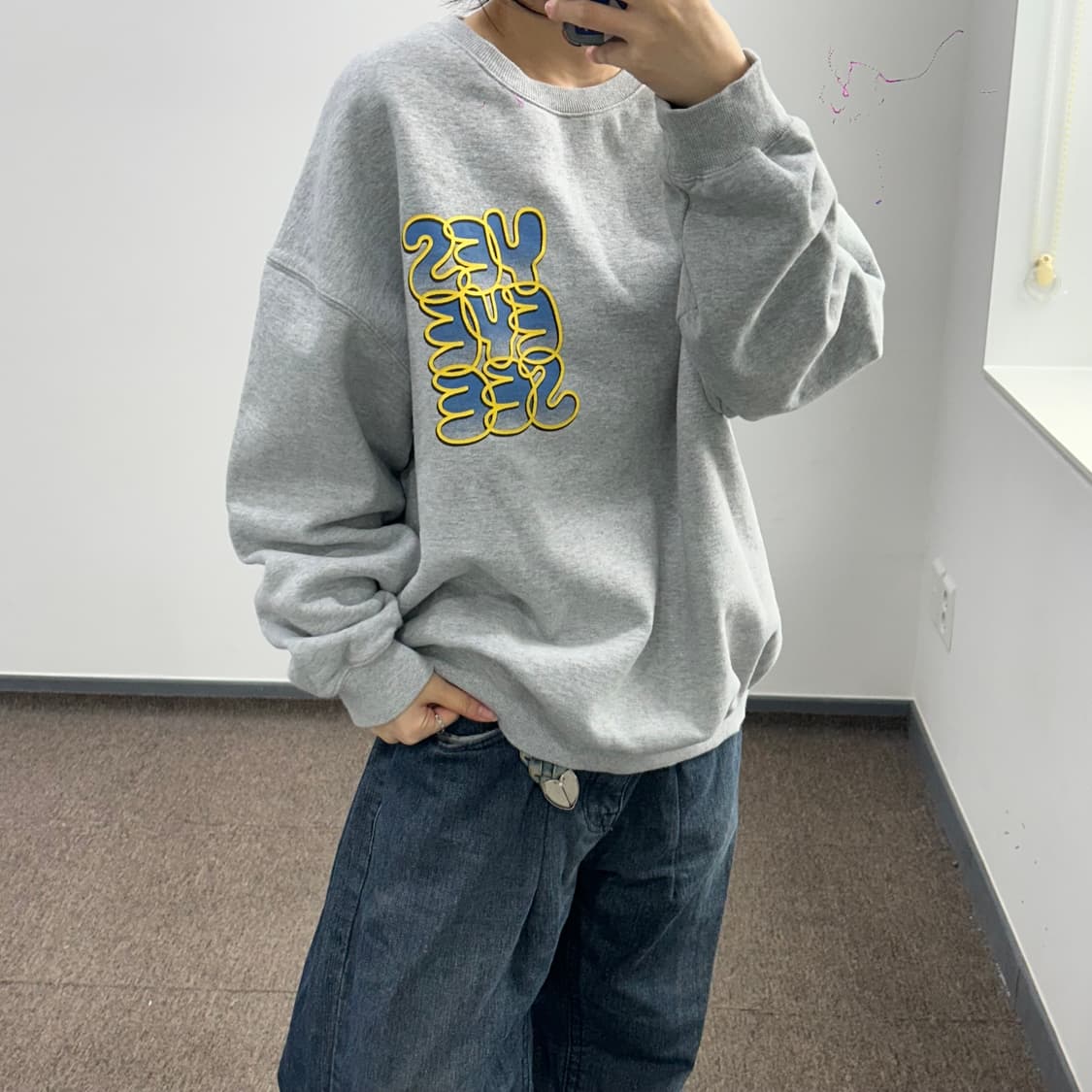 Yeseyesee 예스아이씨 옐로우 로고 백 포인트 그레이 맨투맨  상품이미지1