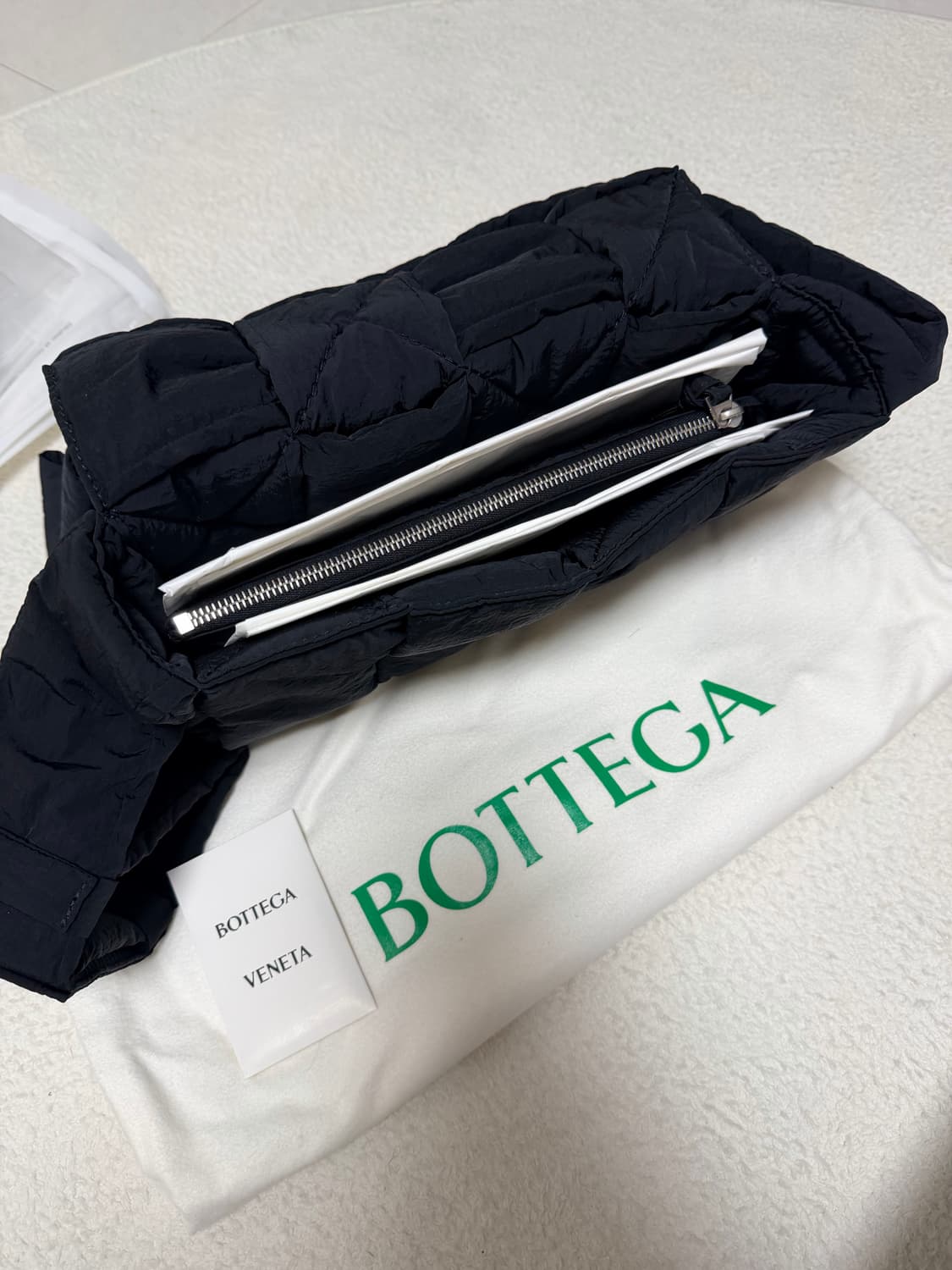 보테가 베네타 패딩 테크 카세트백 블랙 상품이미지5