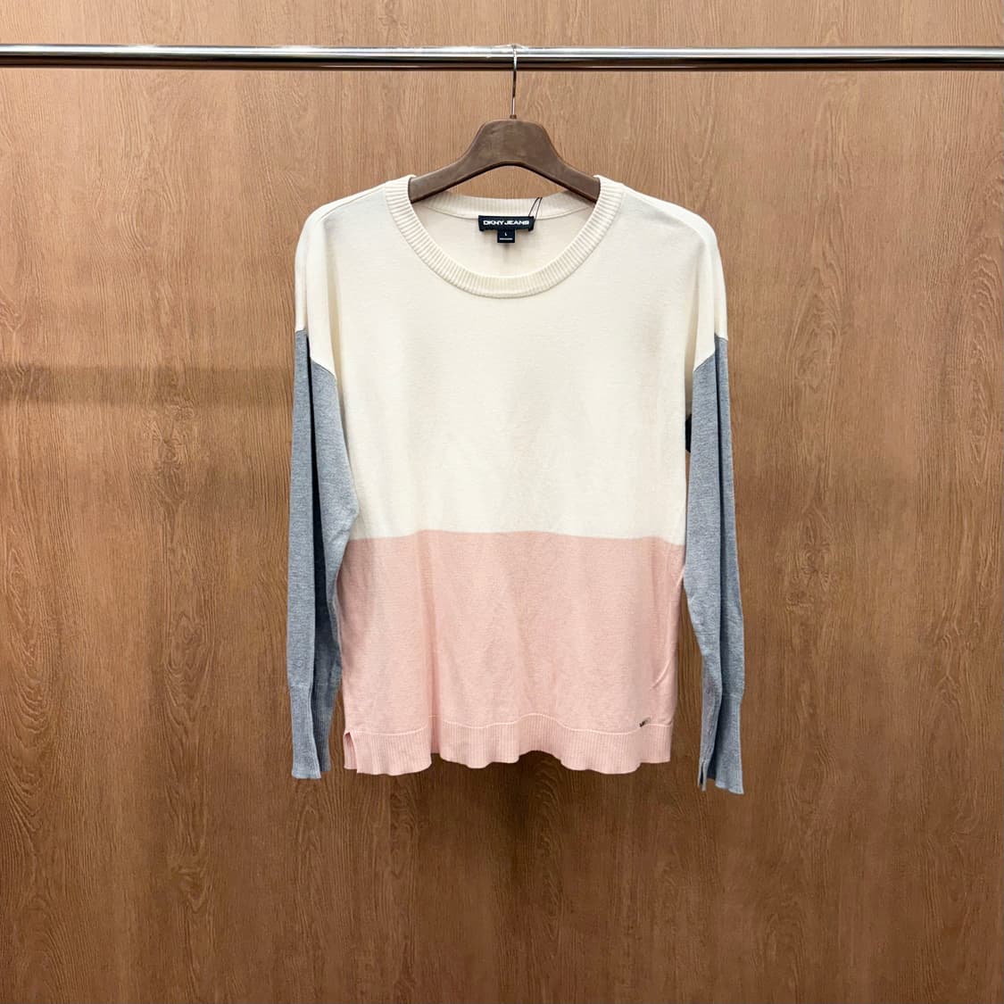 도나카란 뉴욕 라운드넥 니트 컬러 블록 사이드 슬릿 디테일 아이보리 상품이미지2