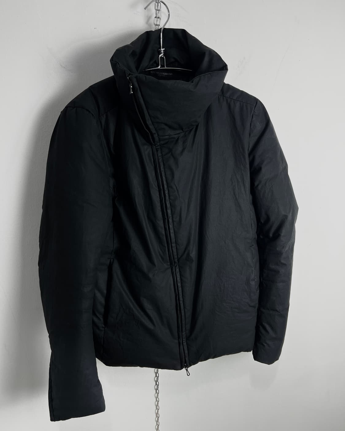 카즈유키 쿠마가이 어태치먼트 비대칭 하이넥 다운 자켓 상품이미지4