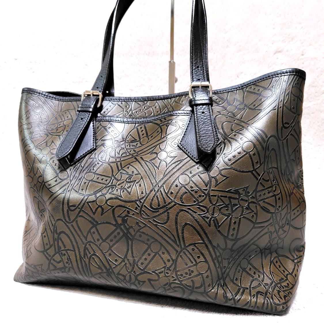 비비안 웨스트우드 로고 패턴 가죽 토트백 상품이미지1