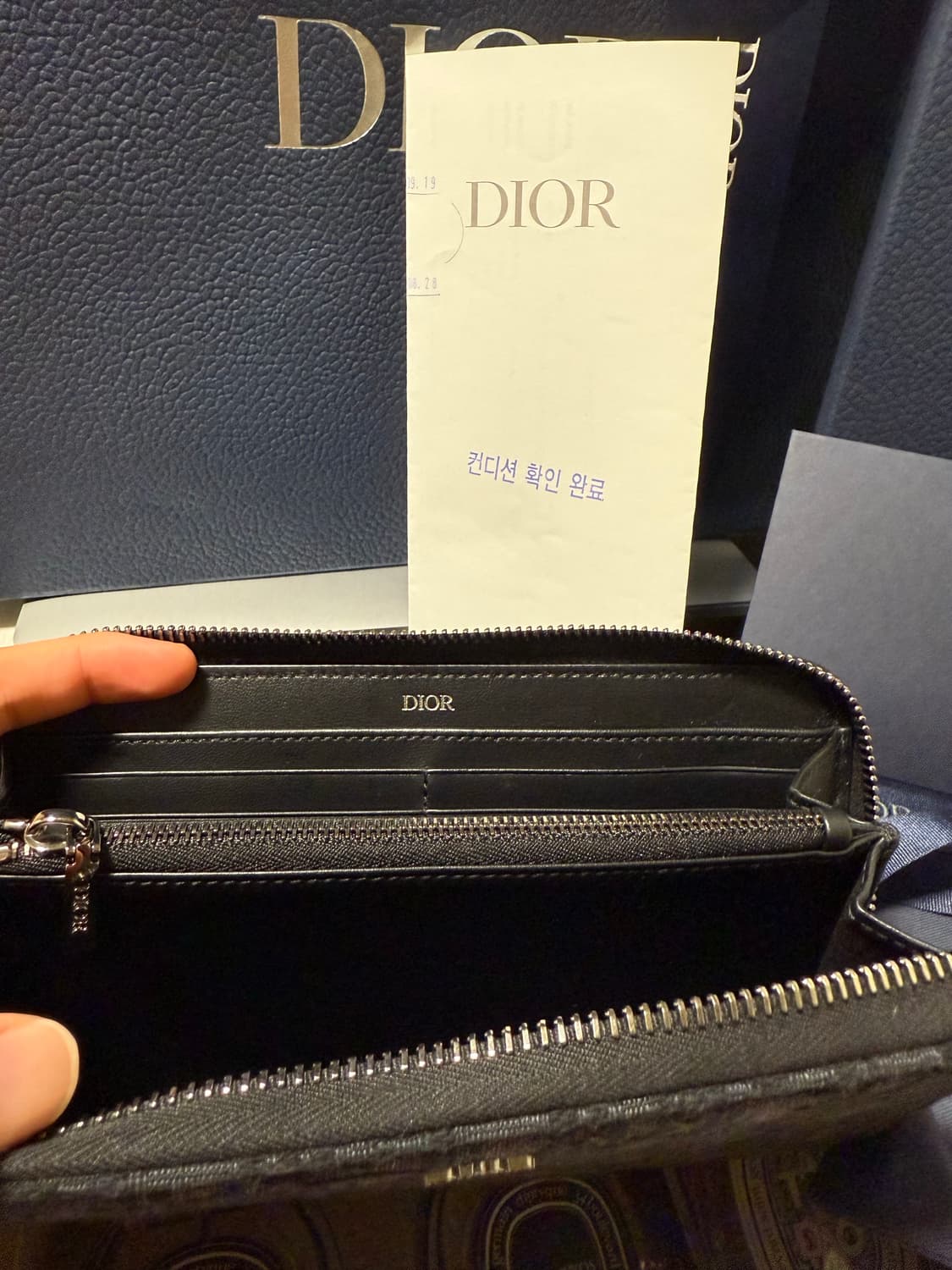 디올 지퍼 장지갑 새상품급 8월 구매 상품이미지3