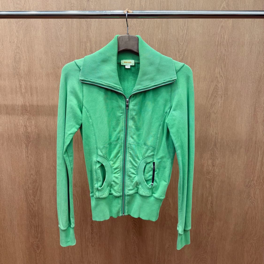 디젤 집업 자켓 와이드 립 카라 뱍 로도 프린팅 디테일 슬림핏 그린 상품이미지2