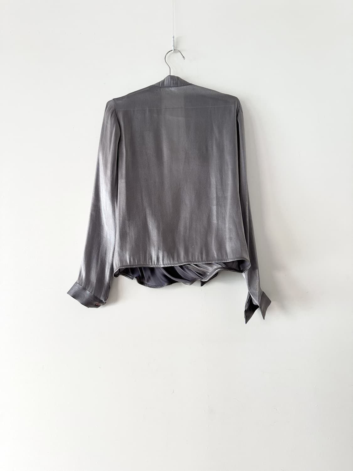 Twist choke glossy blouse 상품이미지3