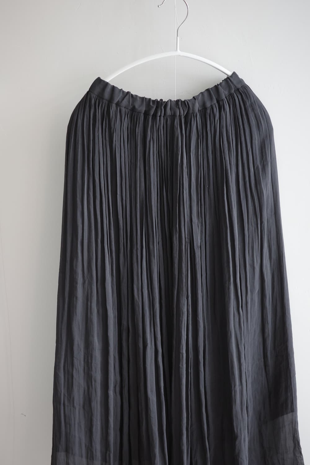 SACRA charcoal pleated long skirt 상품이미지5