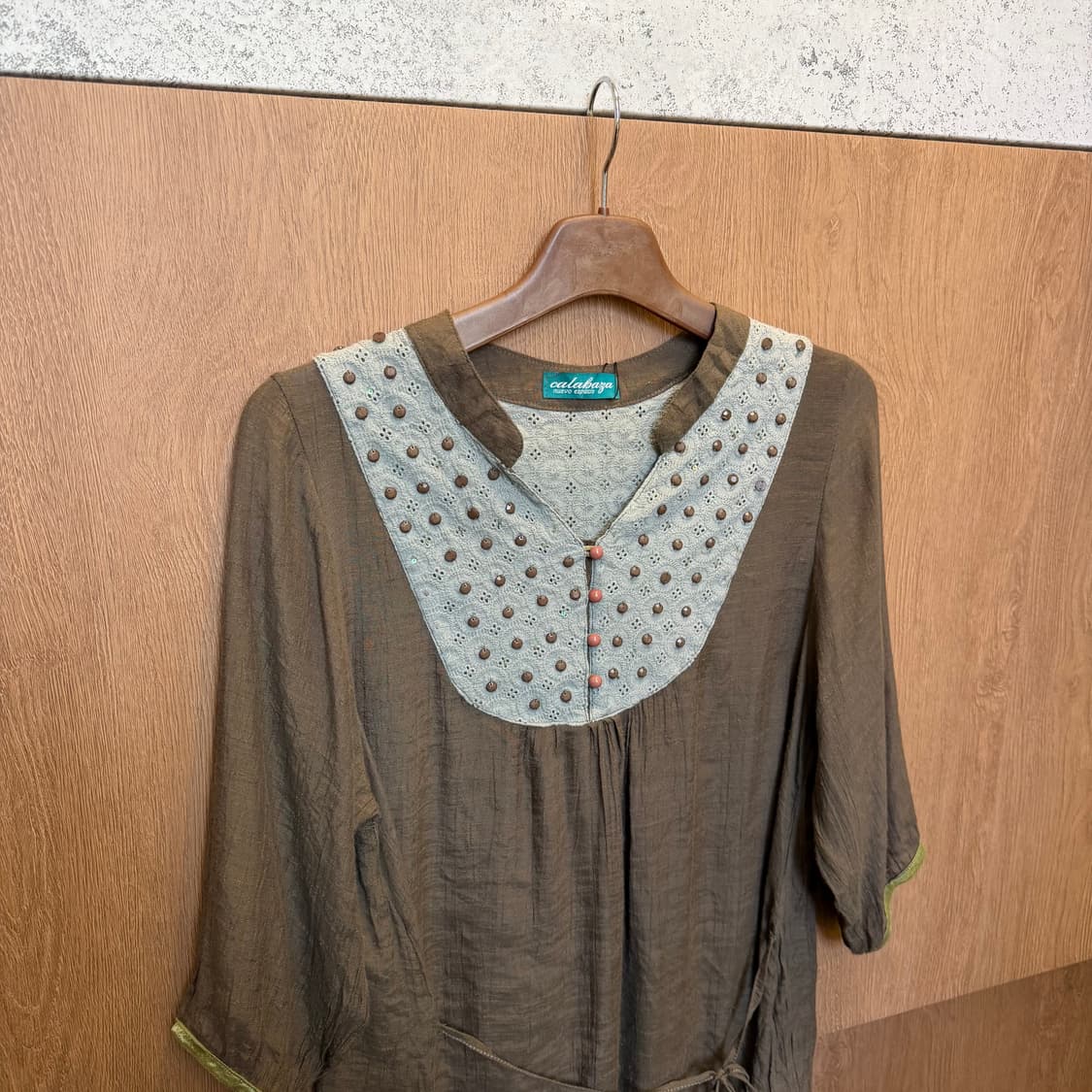 빈티지 브이넥 롱 블라우스 스터드 장식 타이 스트랩 디테일 루즈핏 브라운 상품이미지3