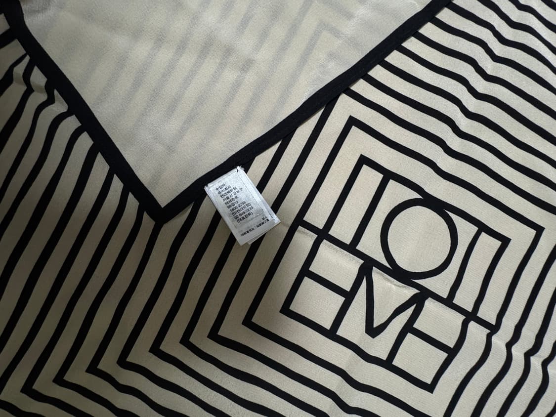 토템 센터드 모노그램 실크 스카프 상품이미지2