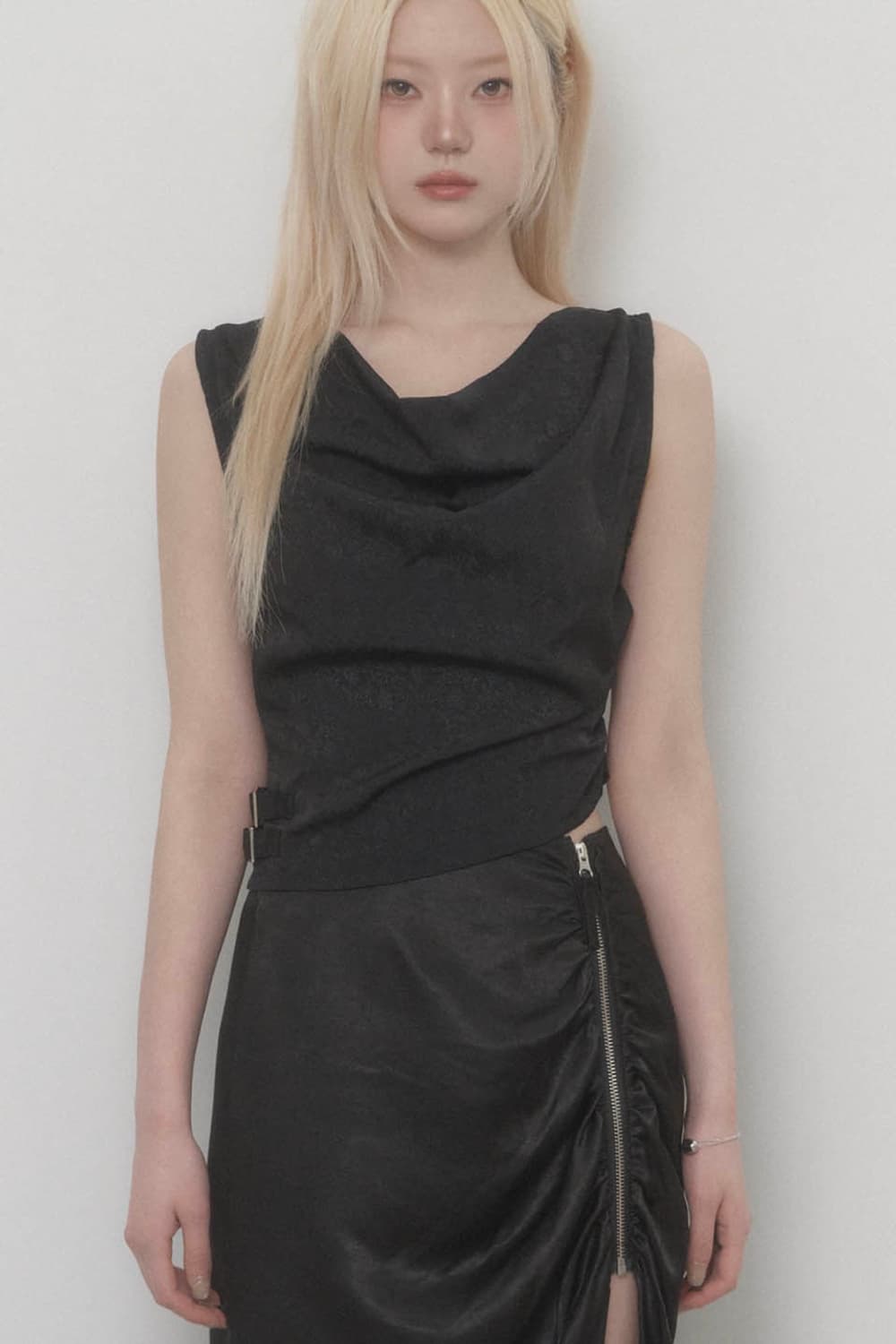 에트오소메 Draped Belt Satin Tank Top (Black) 상품이미지1
