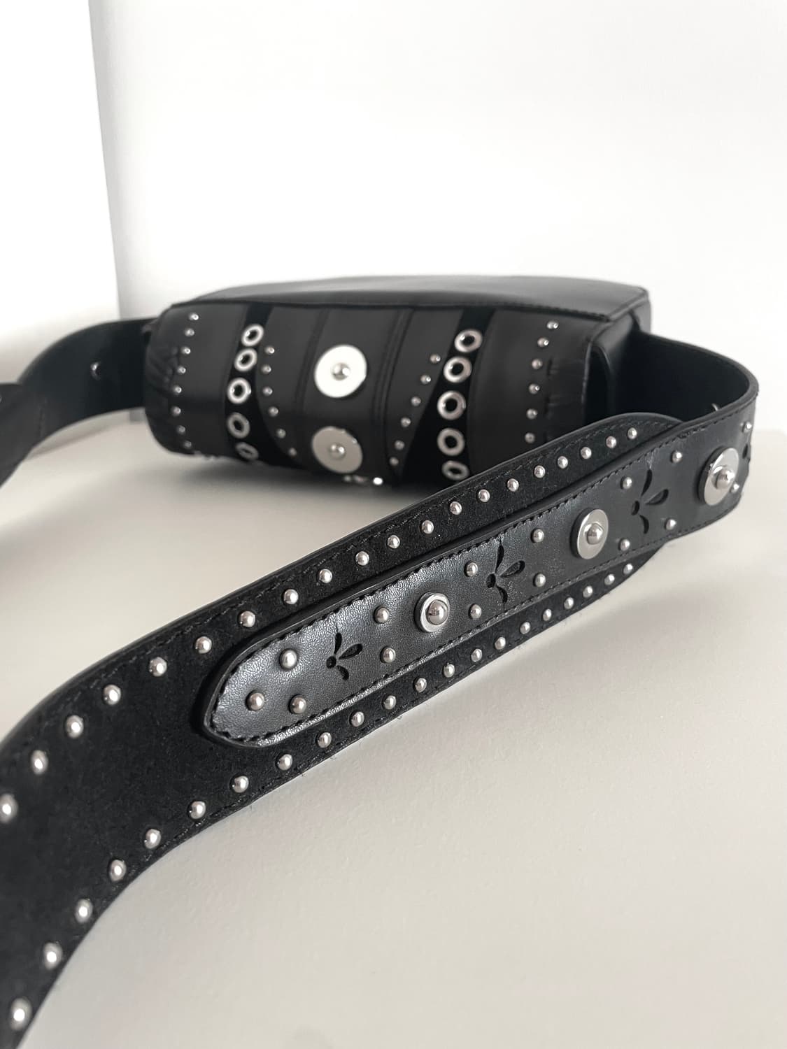 자라 스튜디오 컬렉션 스터드 소가죽 크로스백 상품이미지6