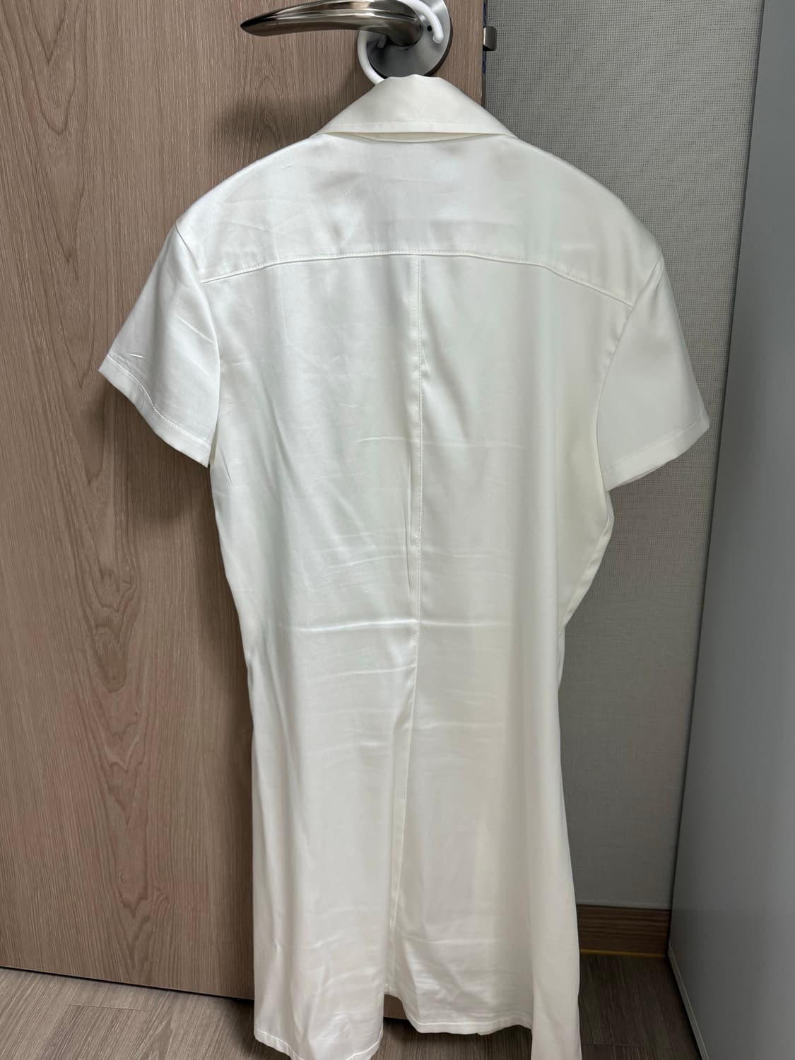 보헤미안서울 새틴셔츠원피스 화이트 상품이미지3