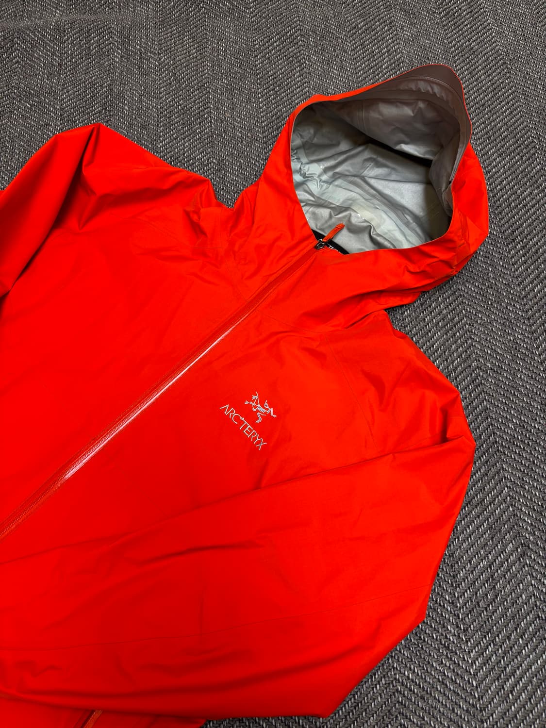 아크테릭스 제타SL L사이즈 레드 + 오렌지 컬러 바람막이 상품이미지2