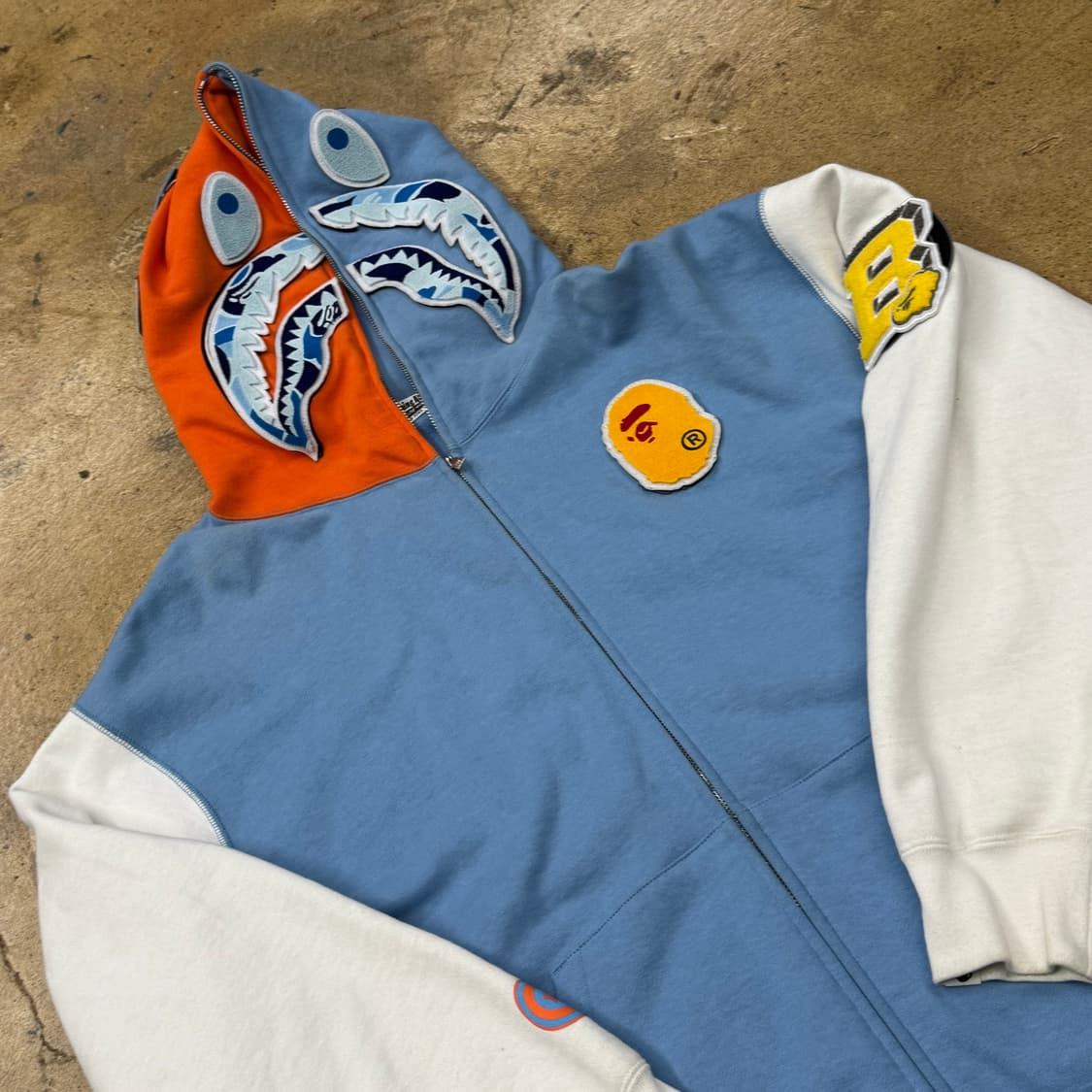 베이프 샤크 블루 오렌지 하프 배색 화이트 패치 디테일 풀 집 후드집업 상품이미지1