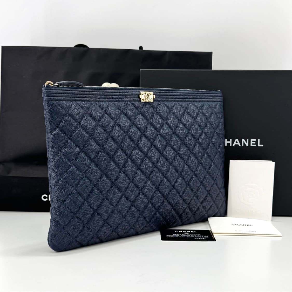 샤넬 캐비어 보이 클러치백 라지 네이비 상품이미지2