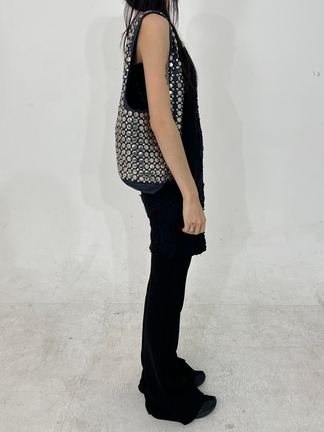 Stud navy leather shoulder bag 상품이미지5