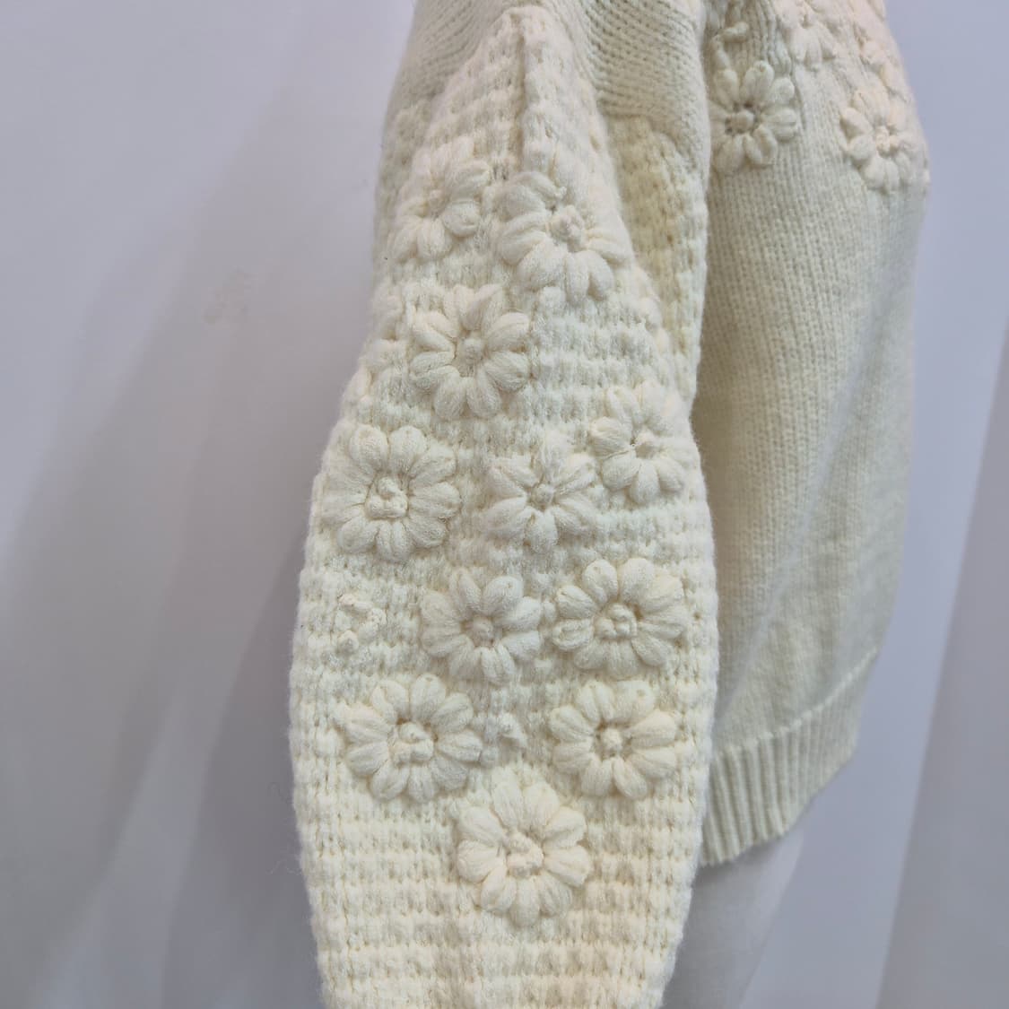 아이보리 입체 플라워 자수 도톰 니트 상품이미지6