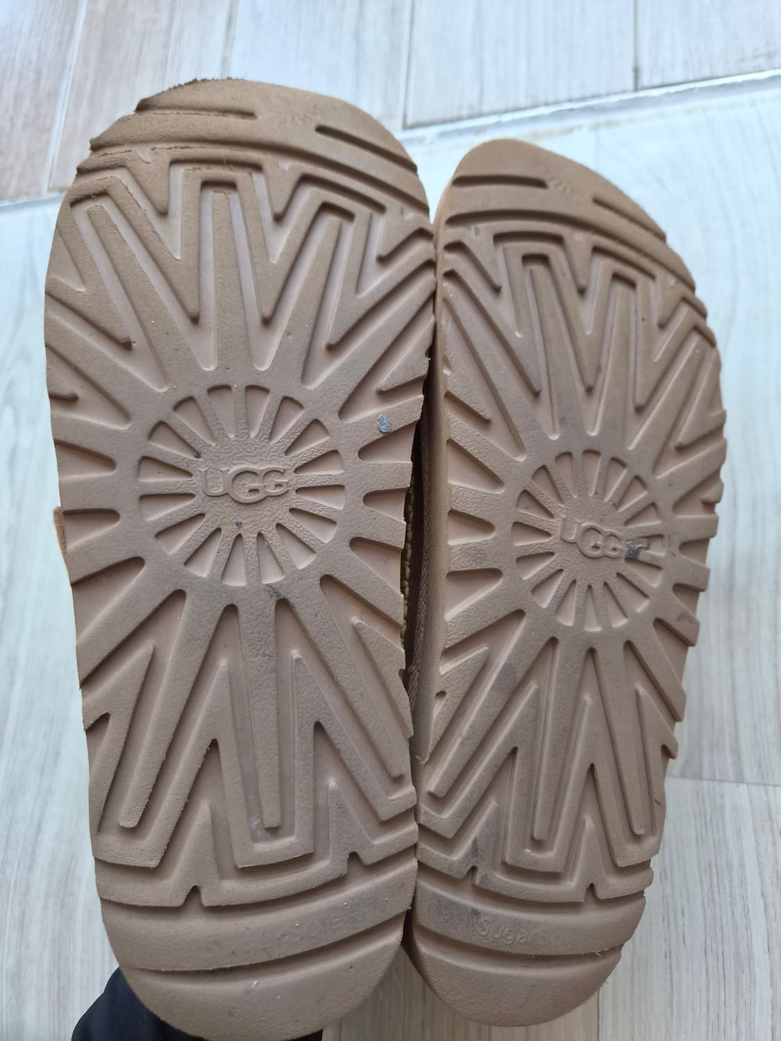 어그(UGG) 골든스타 헤리티지 브레이드 샌들 (245) 상품이미지9