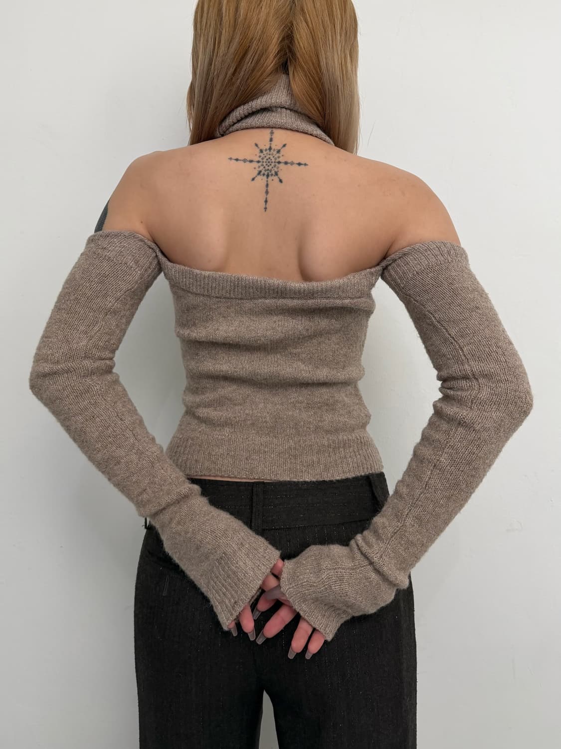 오트밀 컷아웃 니트  상품이미지2