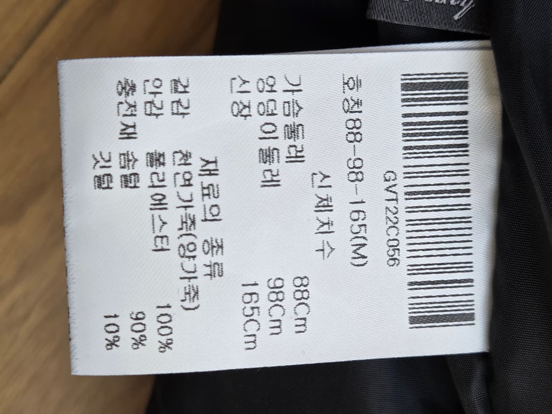 ROBO 브랜드의 검정색 레더 패딩 조끼입니다. 겉은 가죽, 안감은 패딩 상품이미지4