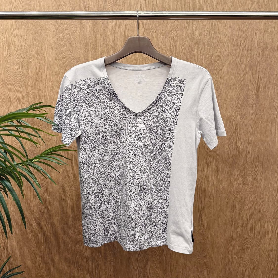 엠포리오 아르마니 브이넥 반팔 티셔츠 스네이크 프린팅 배색 디테일 그레이 상품이미지1