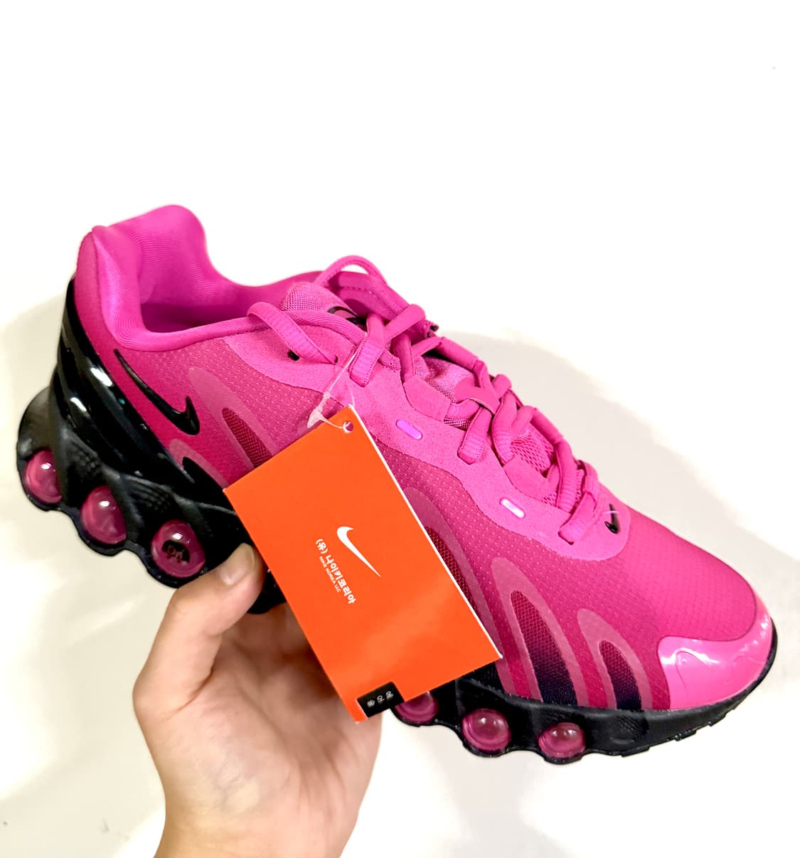 (245,250,255)(새상품)나이키 에어맥스 Dn8 하이퍼 핑크 블랙 상품이미지1