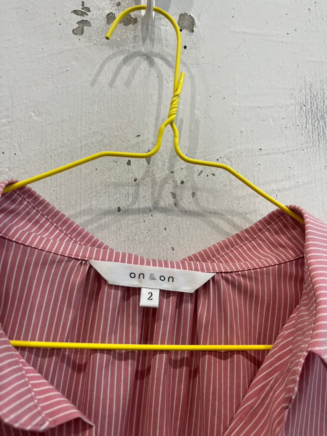 온앤온 스트라이프 꼬임 원피스 상품이미지3