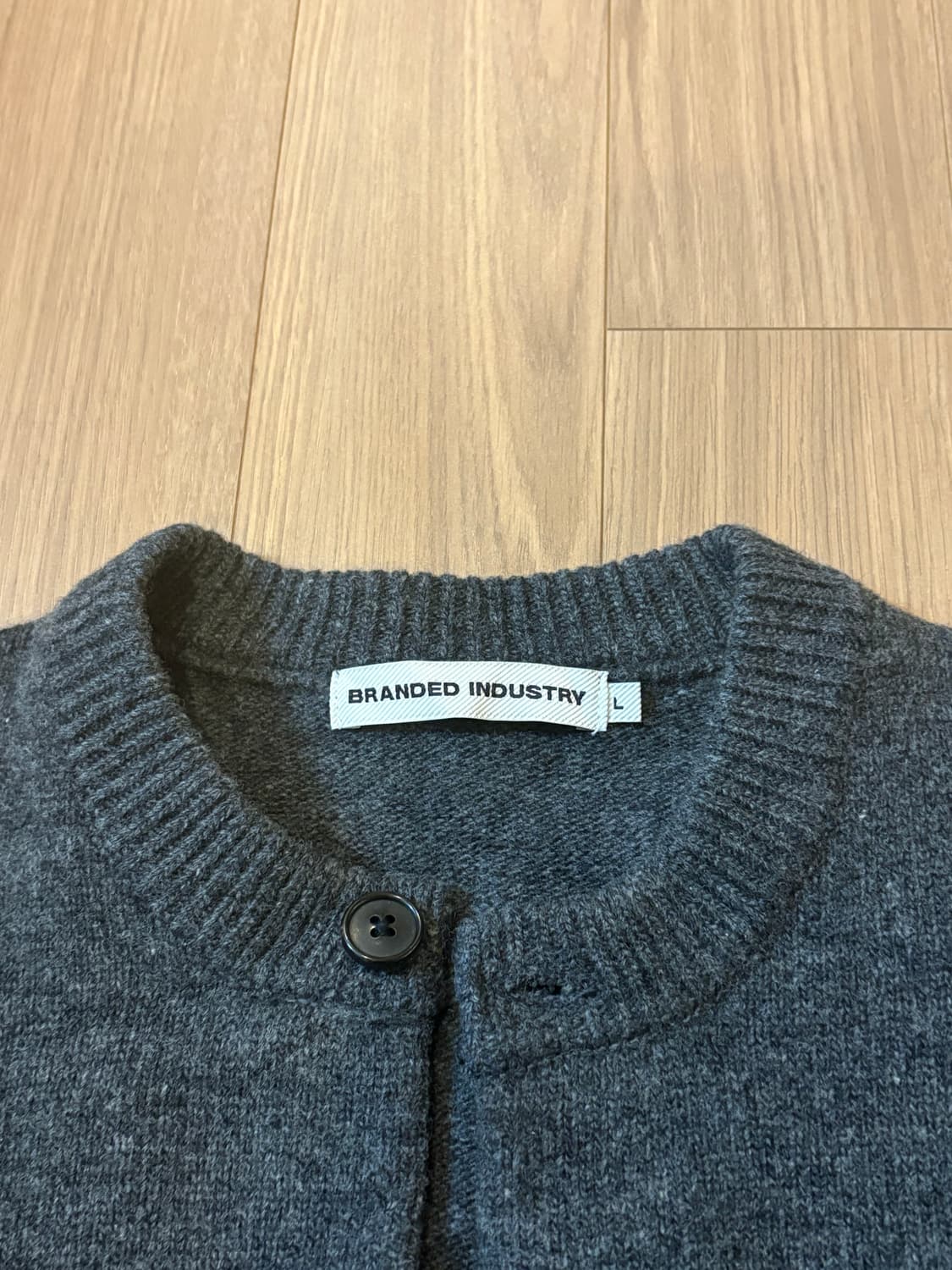 브랜디드 라운드넥 가디건 차콜 L 상품이미지4