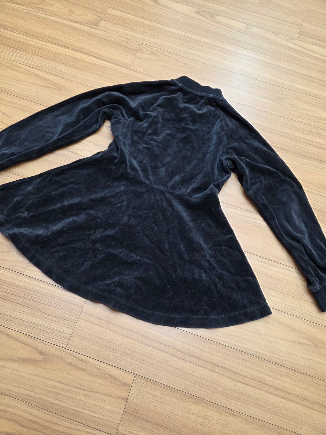 아디다스 벨벳 블랙 원피스 130사이즈입니다. 부드러운 벨벳 소재로 고급 상품이미지2