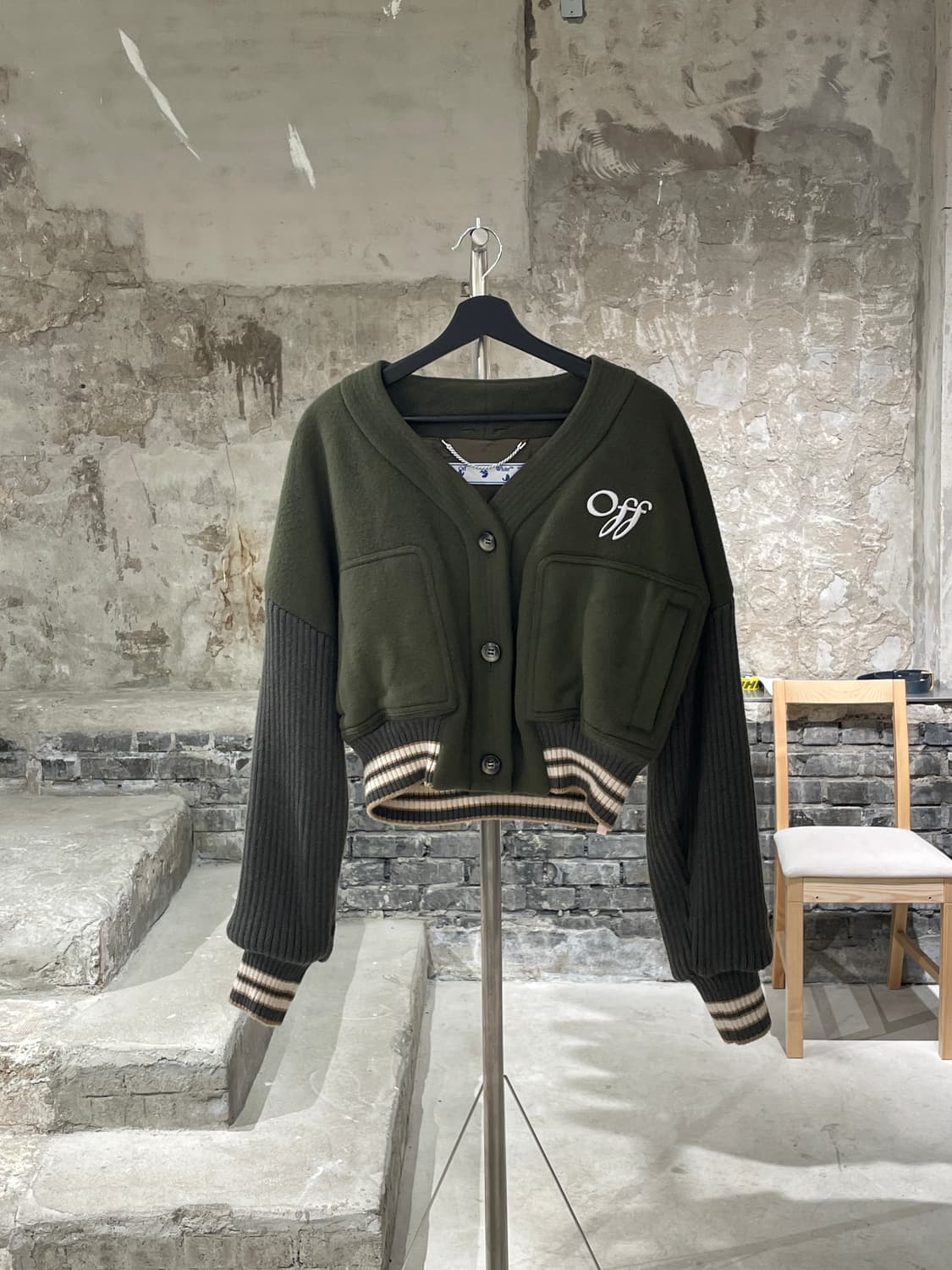 오프화이트 20F/W 카키 크롭 울 가디건 상품이미지1