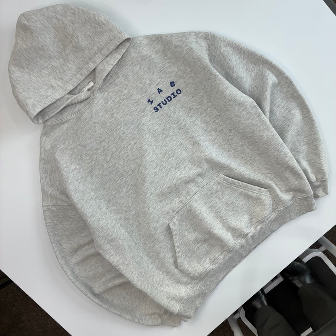 IAB studio  아이앱 그레이 백로고 라이트 그레이 후드티 상품이미지2