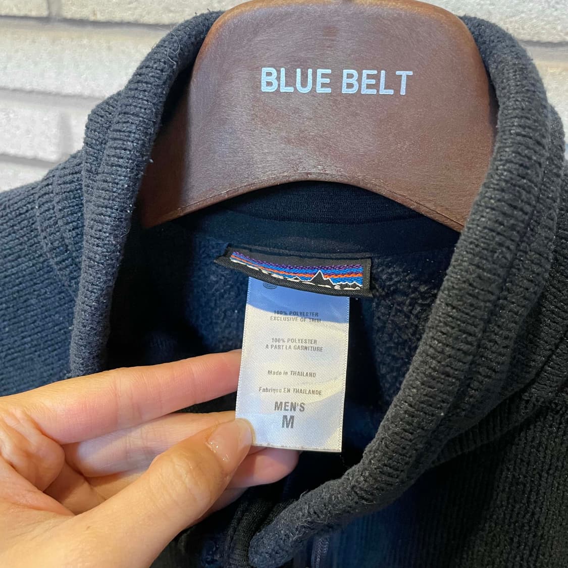 베터 스웨터 집업 자켓 하이넥 투포켓 로고 디테일 네이비 10% 할인 상품이미지5