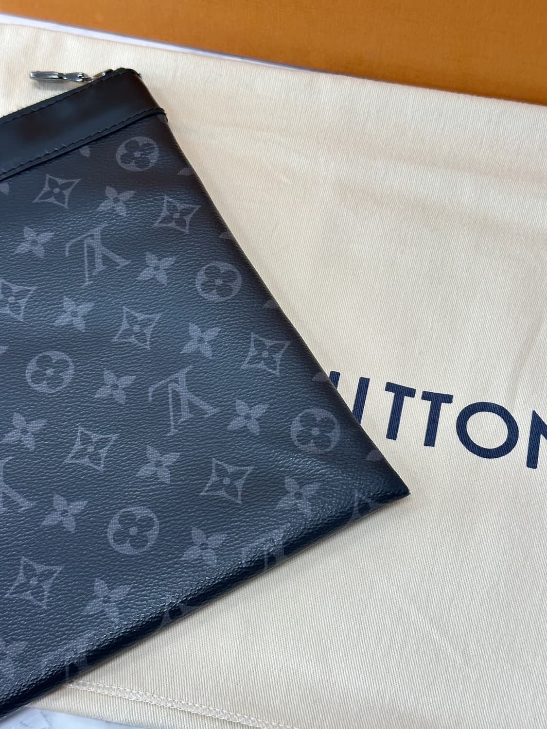 루이비통 이클립스 모노그램 레더 클러치 상품이미지7