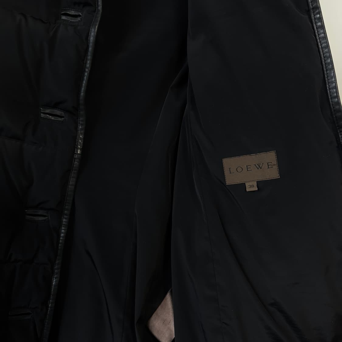 로에베 로고 포인트 다운 패딩 코트 상품이미지5