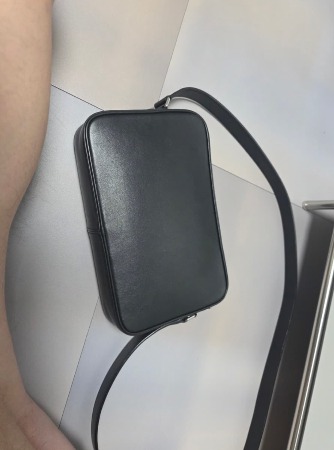 셀린느 카프스킨 메신저백 단품 상품이미지4