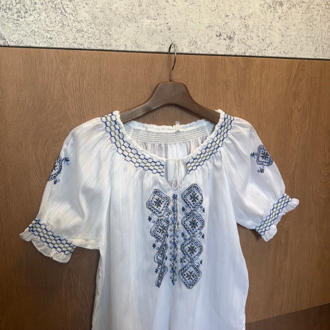 빈티지 반팔 블라우스 보헤미안 자수 스모크 넥라인 디테일 루즈핏 화이트 상품이미지3