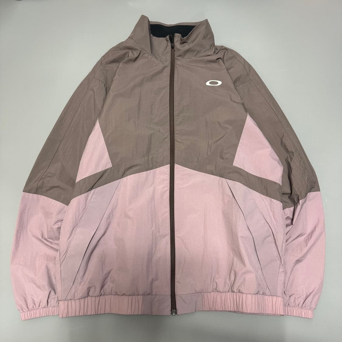 오클리(OAKLEY) 브라운 인디핑크 컬러블록 테크 하이넥 윈드브레이커 상품이미지6