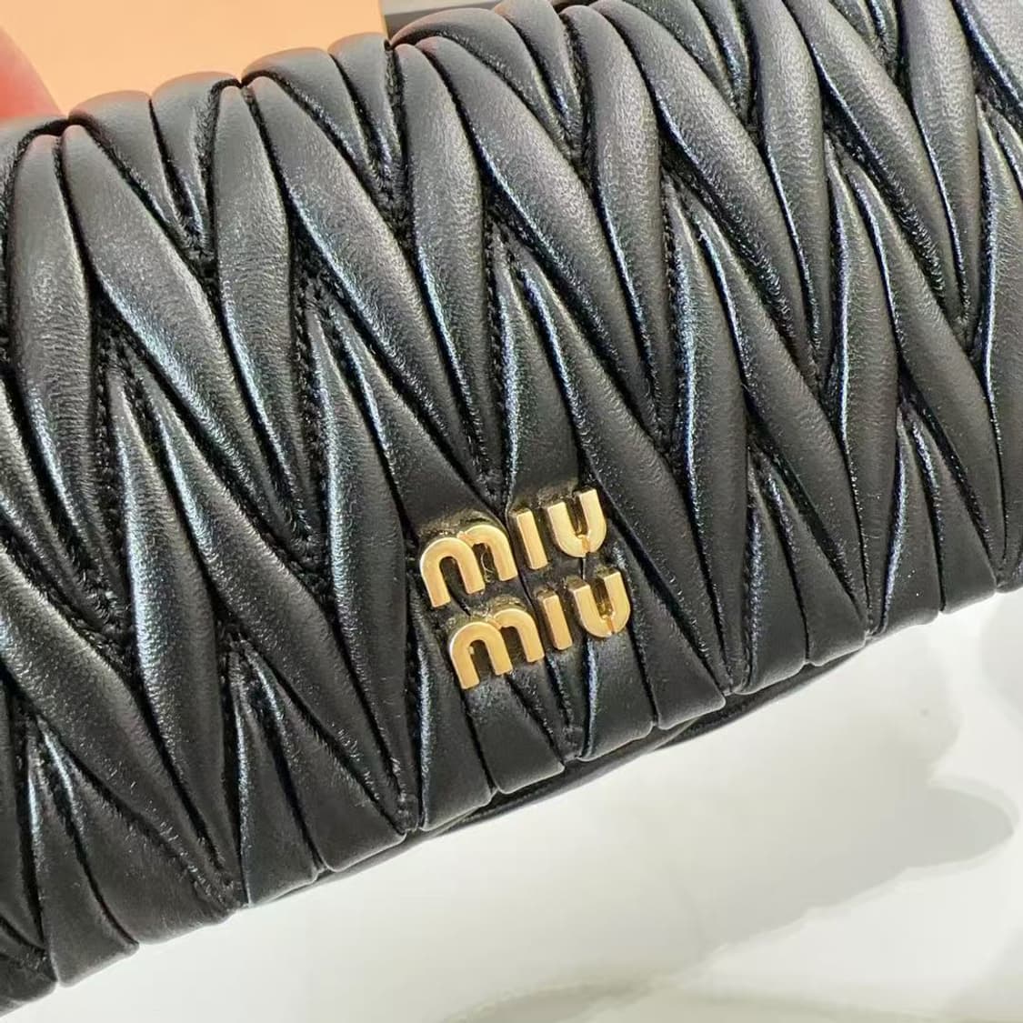 미우 미우 마테라쎄 나파 가죽 미니백 블랙 상품이미지3