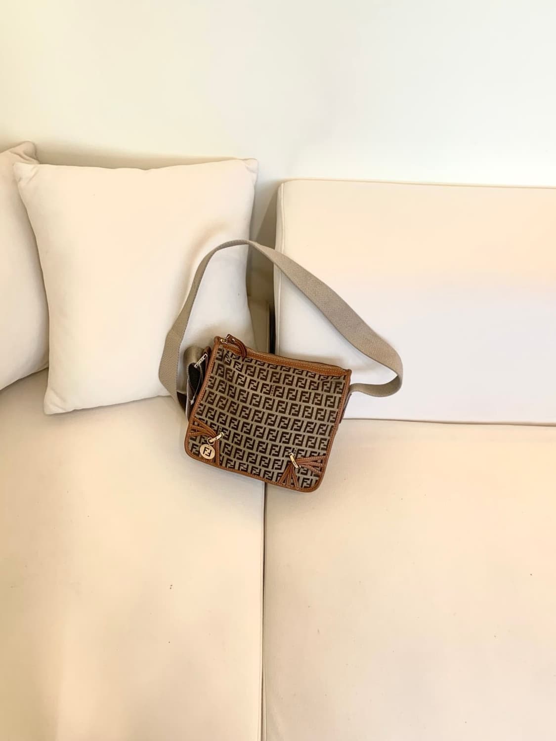 펜디 주키노 캔버스 F 참 크로스백 (정품) 상품이미지1